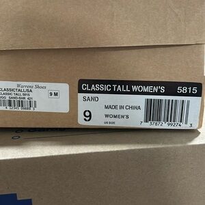 New classic tall women’s Ugg boots

Color sand

Size 9